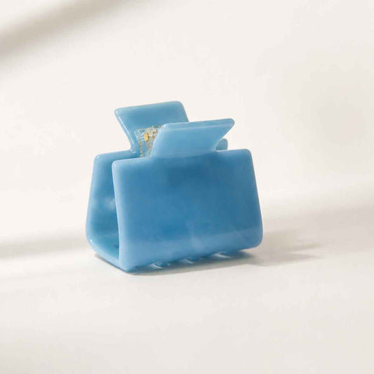Sky Marble Haarklammer in Hellblau mit Marmoreffekt – kantige Form, Frontansicht
