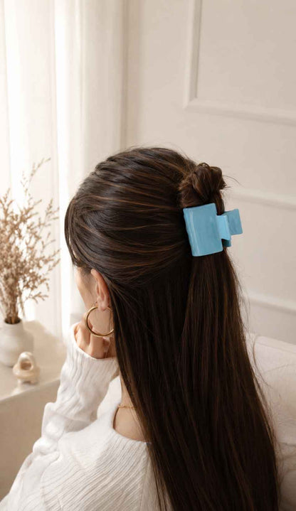 Sky Marble Haarclip getragen als Half-Up-Frisur – hellblauer Marmoreffekt im Haar-Styling
