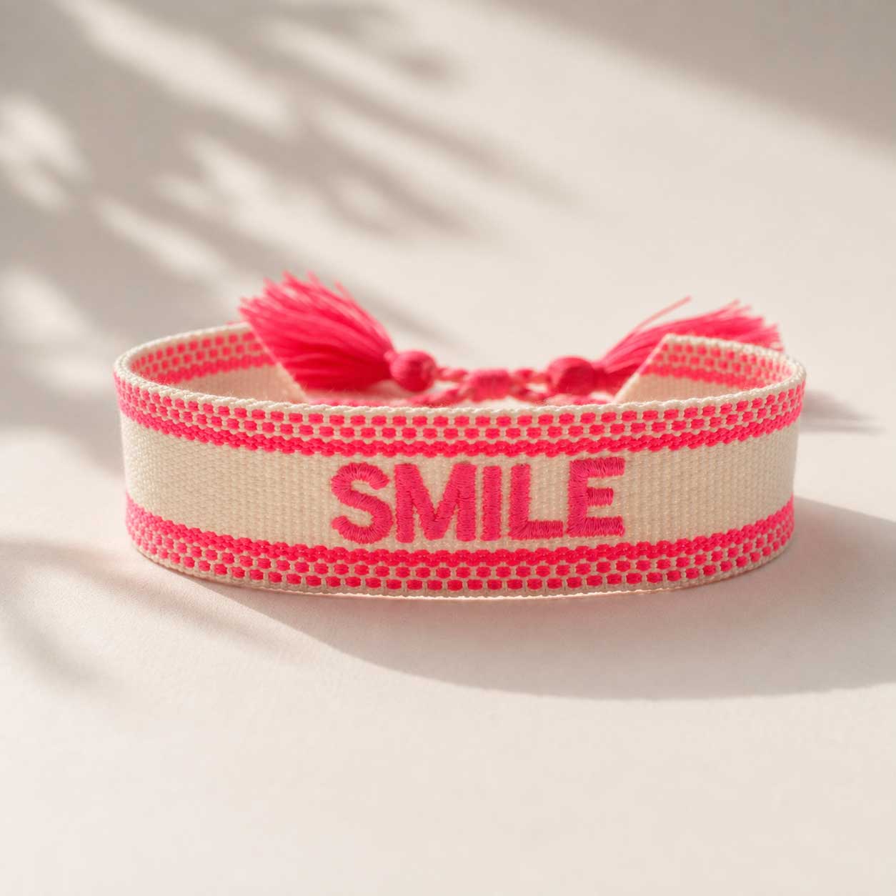 Smile Statement Armband in Weiß und Pink von Saltyblush – Armband mit Aufschrift aus Polyester
