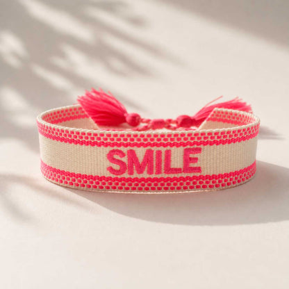 Smile Statement Armband in Weiß und Pink von Saltyblush – Armband mit Aufschrift aus Polyester
