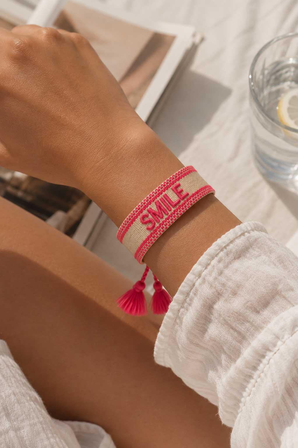 Armband Layering-Look mit Smile Statement Armband in Weiß Pink – Damen Schmuck Saltyblush
