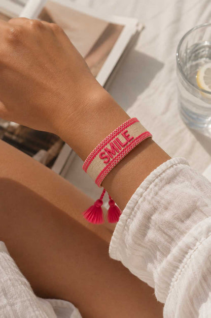 Armband Layering-Look mit Smile Statement Armband in Weiß Pink – Damen Schmuck Saltyblush
