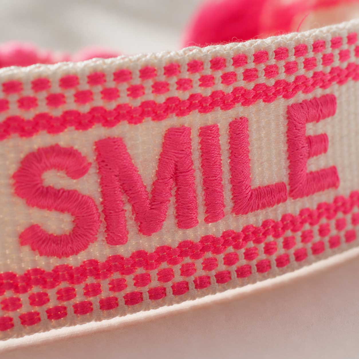 Smile Armband mit Aufschrift Flatlay – Statement Schmuck Damen, Saltyblush Modeschmuck
