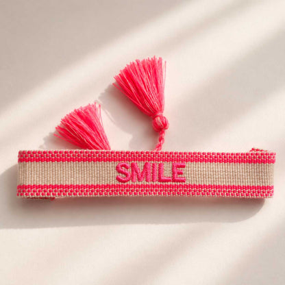 Statement Armband Smile am Handgelenk getragen – kombinierbar mit anderen Armbändern, Saltyblush
