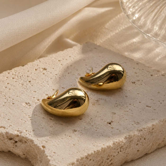 Goldene Tropfen-Ohrringe „Soft Glow Drop" aus Edelstahl, 18k vergoldet, 3 cm lang – Saltyblush
