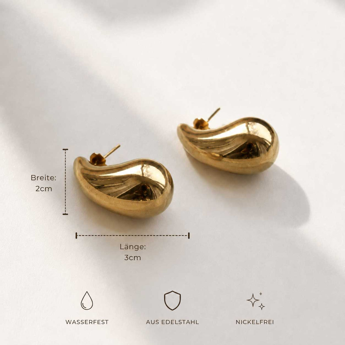 Feine goldene Ohrhänger in Tropfenform aus vergoldetem Edelstahl, elegant und feminin – Soft Glow Drop Ohrringe von Saltyblush
