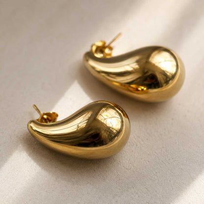Soft Glow Drop Ohrringe in Gold – tropfenförmige Ohrhänger aus Edelstahl, 3 × 2 cm, nickelfrei, 18k vergoldet

