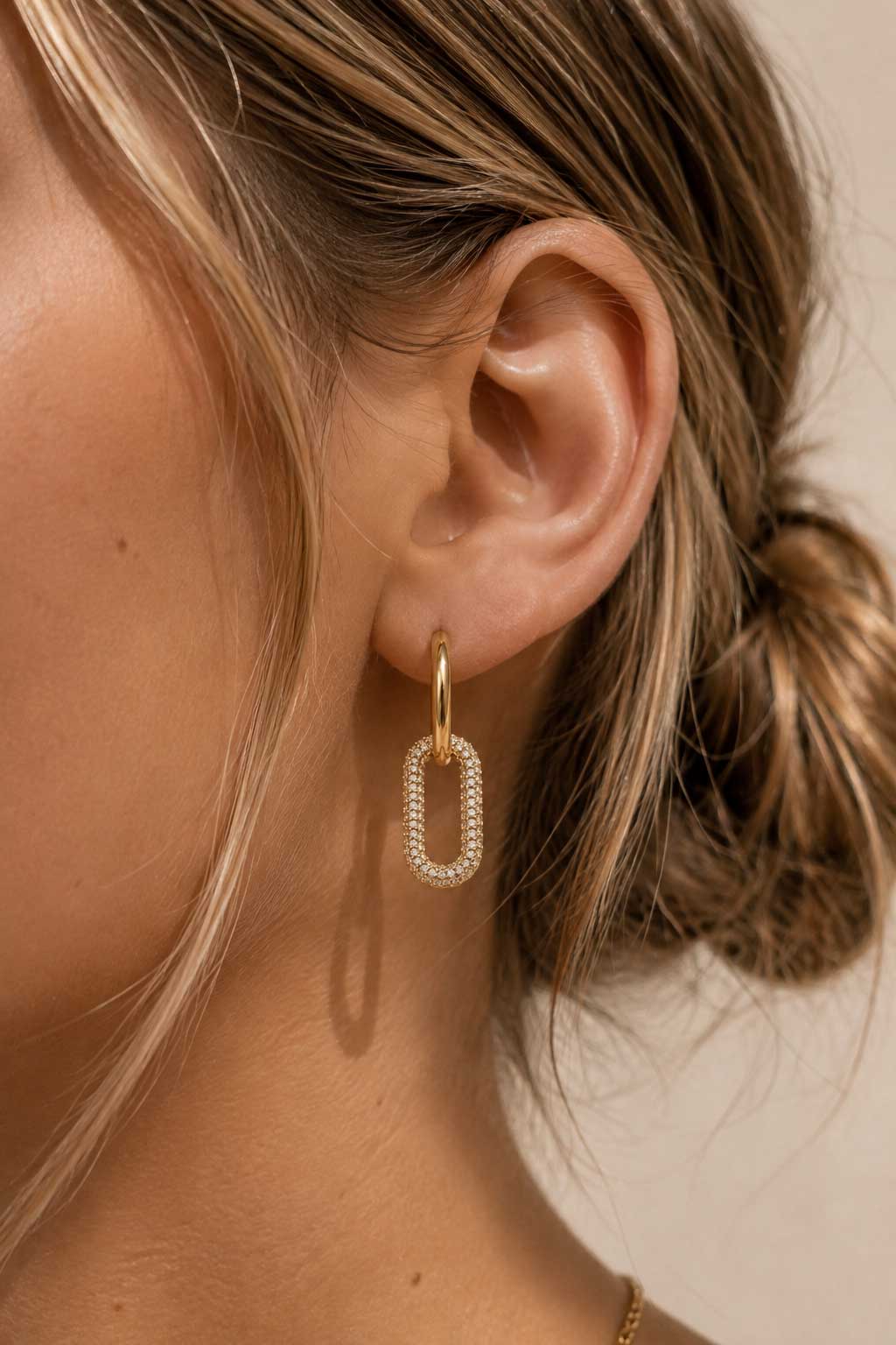 Goldene Creolen mit ovalem Pavé-Anhänger am Ohr getragen – Sparkle Hoops von Saltyblush
