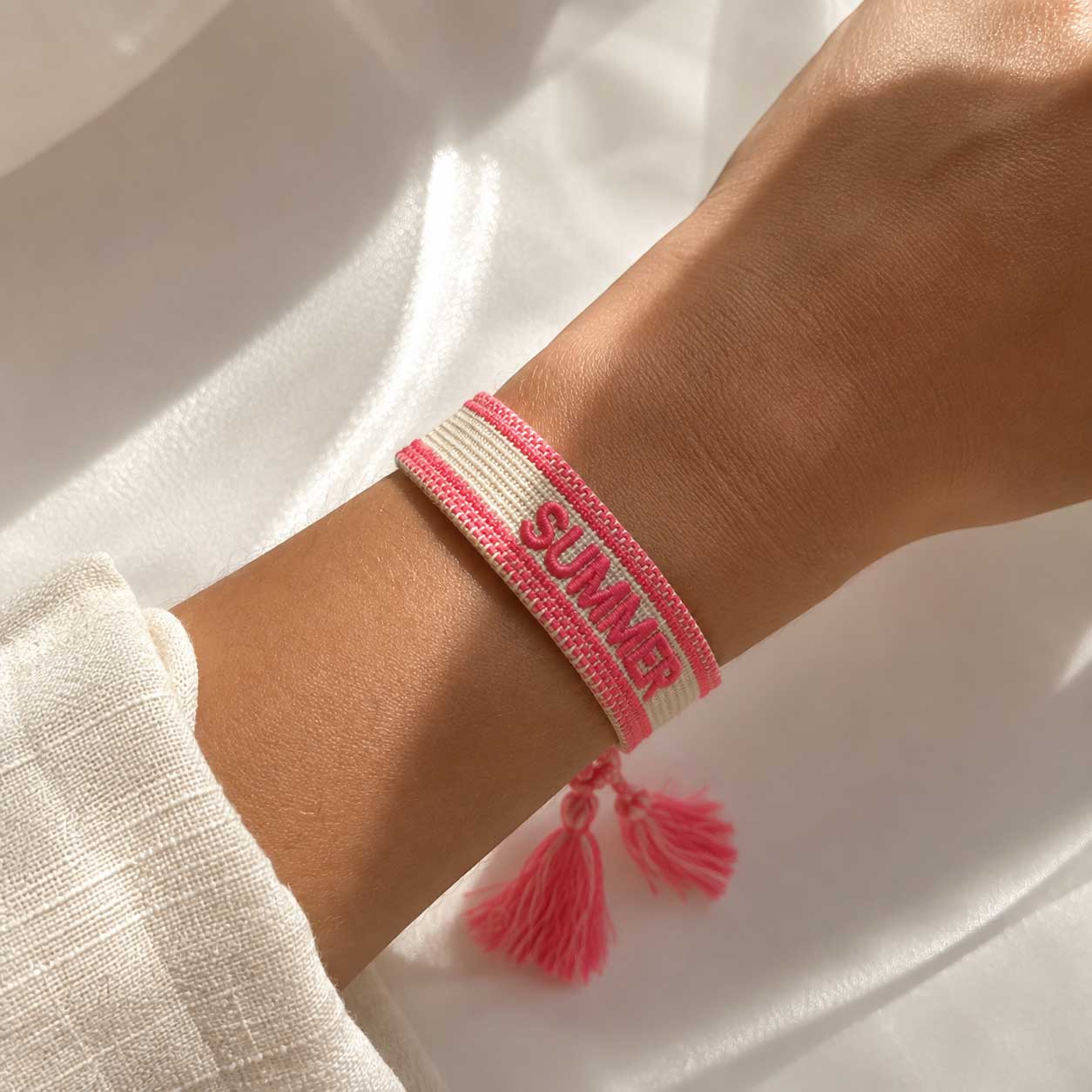 Summer Statement Armband mit pinker Quaste am Handgelenk – Sommer Schmuck Damen, Saltyblush
