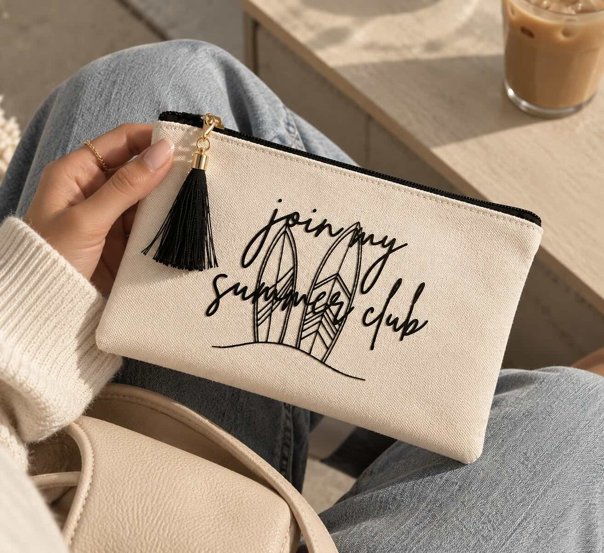 Frau hält die summer club Kosmetiktasche über einer geflochtenen Handtasche. Zwei Detailansichten zeigen die Tasche in der Hand. [AI]
