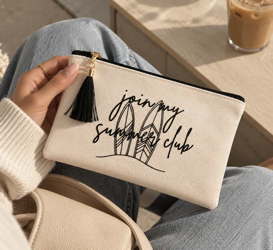 Frau hält die summer club Kosmetiktasche über einer geflochtenen Handtasche. Zwei Detailansichten zeigen die Tasche in der Hand. [AI]

