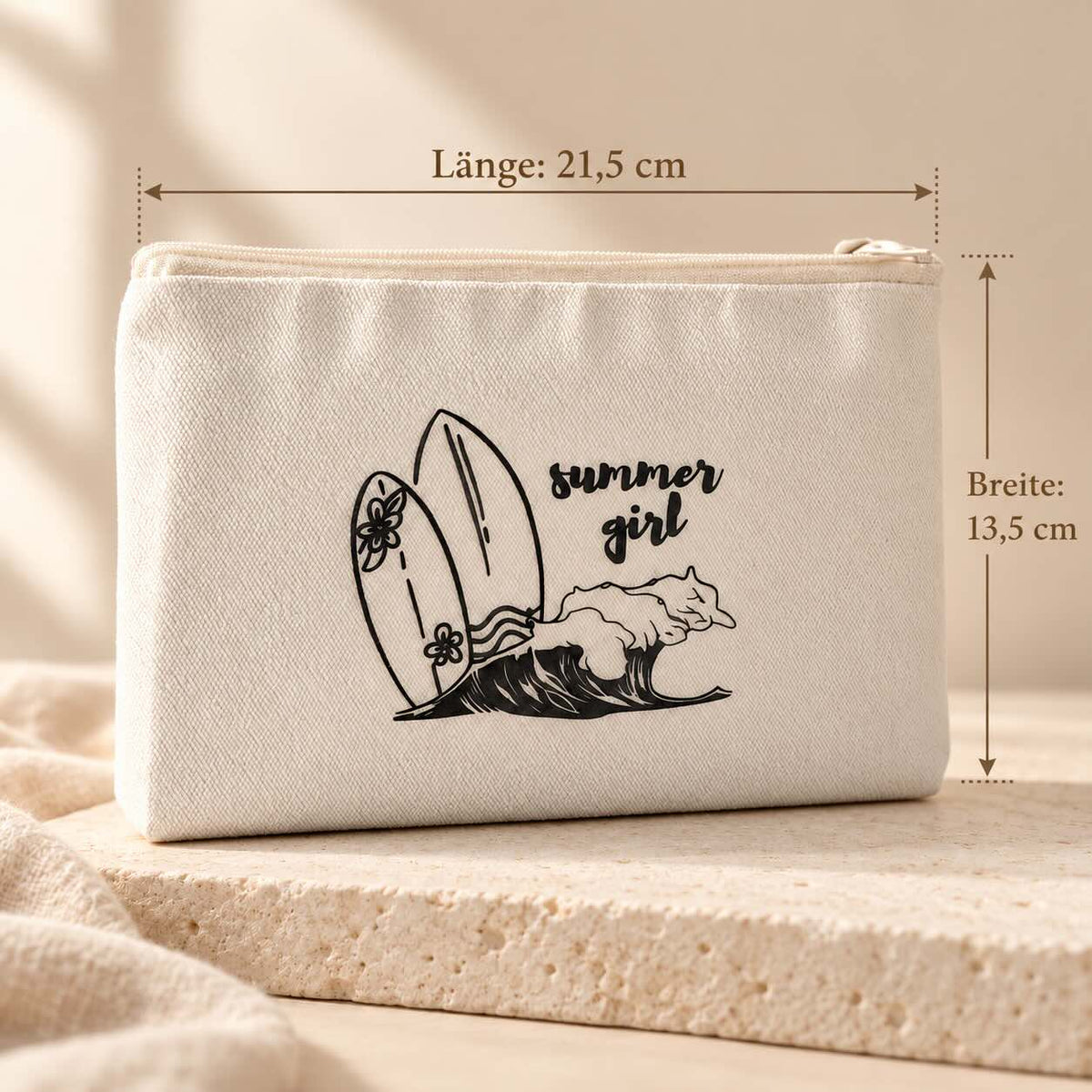 Beige summer girl Kosmetiktasche mit schwarzem Surfbrett- und Wellenmotiv sowie Maßangaben: 21,5 cm Länge und 13,5 cm Breite.
