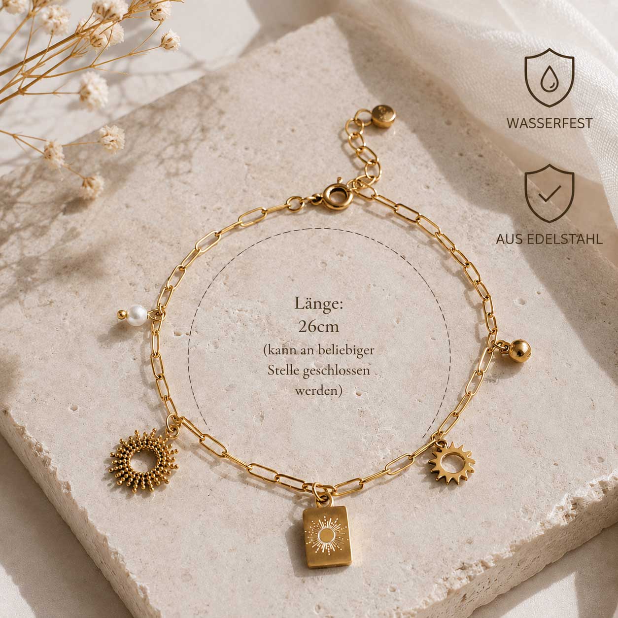 Sundrop goldene Fußkette aus Edelstahl mit Sonnen-Charms, Perle und Medaillon, Länge 26 cm, wasserfest auf Travertin mit Trockenblumen – Saltyblush
