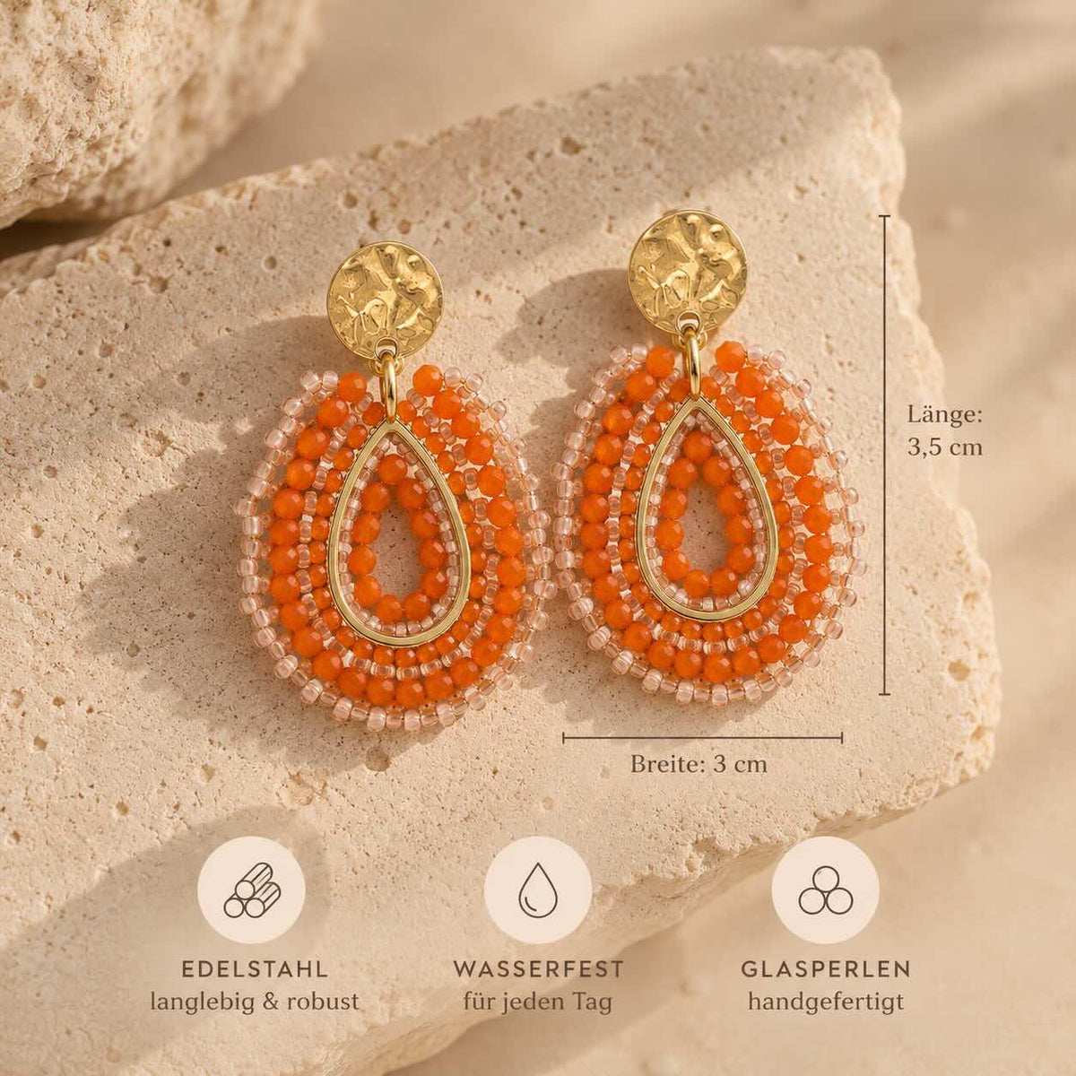 sunset Perlenohrringe in Gold und Orange mit Maßangaben: 3,5 cm Länge und 3 cm Breite. Bildhinweise zu Edelstahl, Wasserfestigkeit und handgefertigten Glasperlen.
