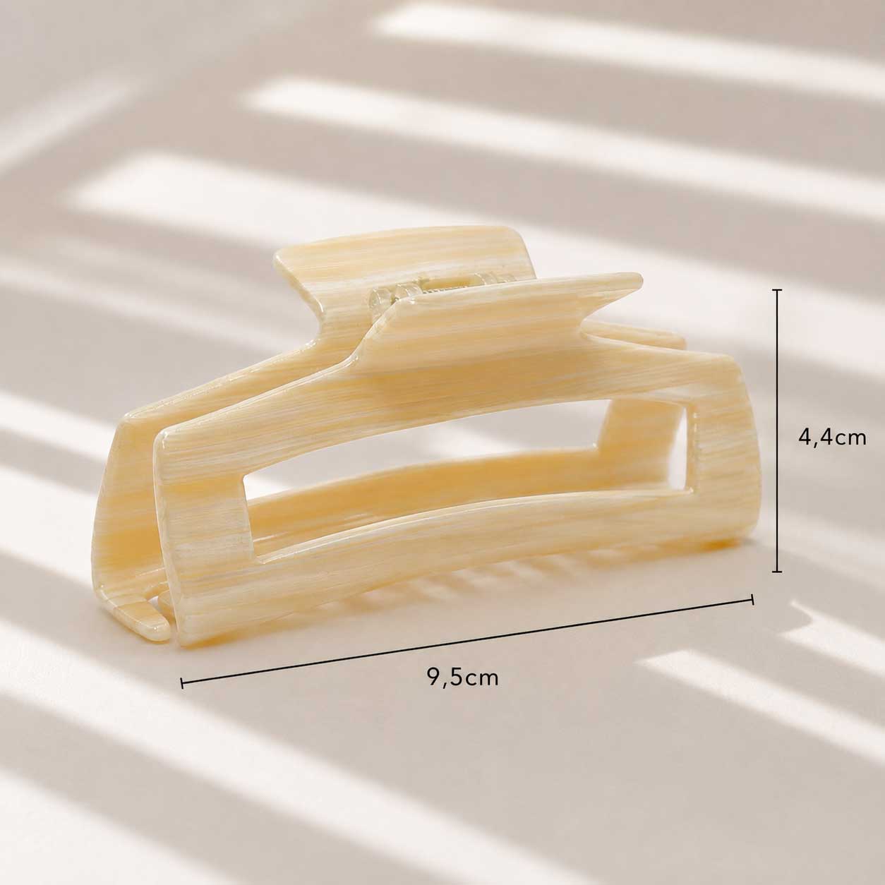 Vanilla Glow Haarklammer aus Acryl mit Maßangaben 9,5 cm x 4,4 cm auf hellem Hintergrund mit Lichtreflexen – Saltyblush
