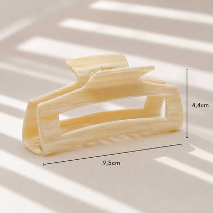 Vanilla Glow Haarklammer aus Acryl mit Maßangaben 9,5 cm x 4,4 cm auf hellem Hintergrund mit Lichtreflexen – Saltyblush

