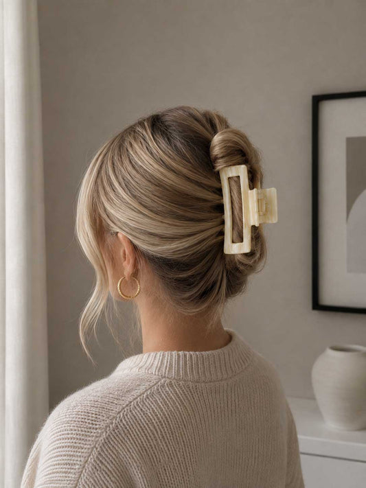 Frau mit blonden Haaren trägt die Vanilla Glow Haarklammer als eleganten Hochsteck-Dutt von hinten – Saltyblush

