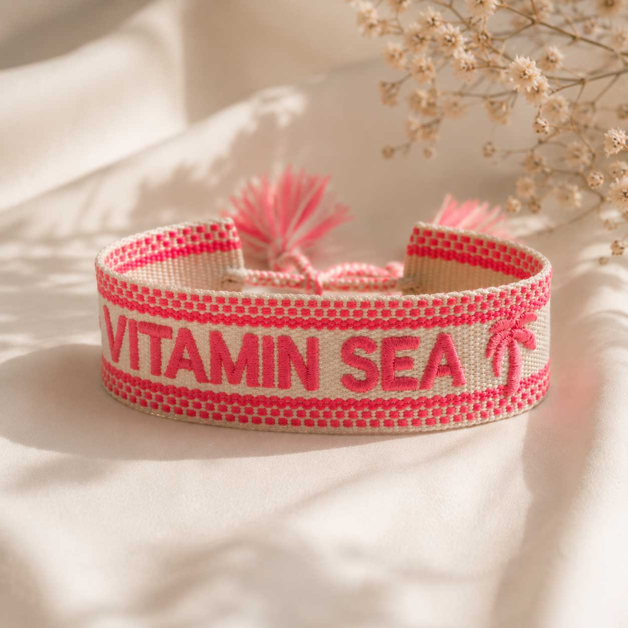 Vitamin Sea Statement Armband in Creme und Neonpink mit Quaste und Palmen-Stickerei – Saltyblush
