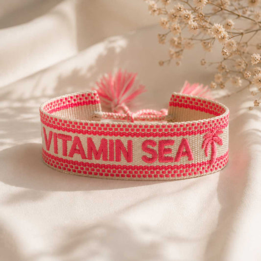 Vitamin Sea Statement Armband in Creme und Neonpink mit Quaste und Palmen-Stickerei – Saltyblush
