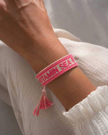 Gewebtes Vitamin Sea Armband in Pink und Creme mit Quaste am Handgelenk – Strand Schmuck, Saltyblush
