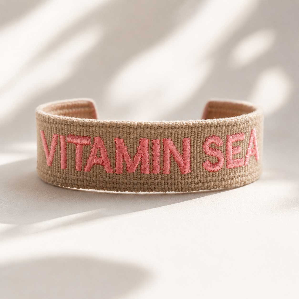 Vitamin Sea beiges Statement Armband mit rosafarbenem Schriftzug – gewebtes Cuff-Armband, Saltyblush
