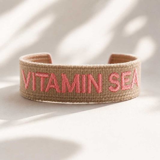Vitamin Sea beiges Statement Armband mit rosafarbenem Schriftzug – gewebtes Cuff-Armband, Saltyblush
