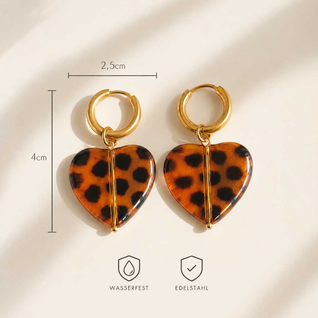Goldene Creolen Wild Heart mit Leopardenherz aus Harz – Maße 4cm x 2,5cm, wasserfest, Edelstahl, Saltyblush
